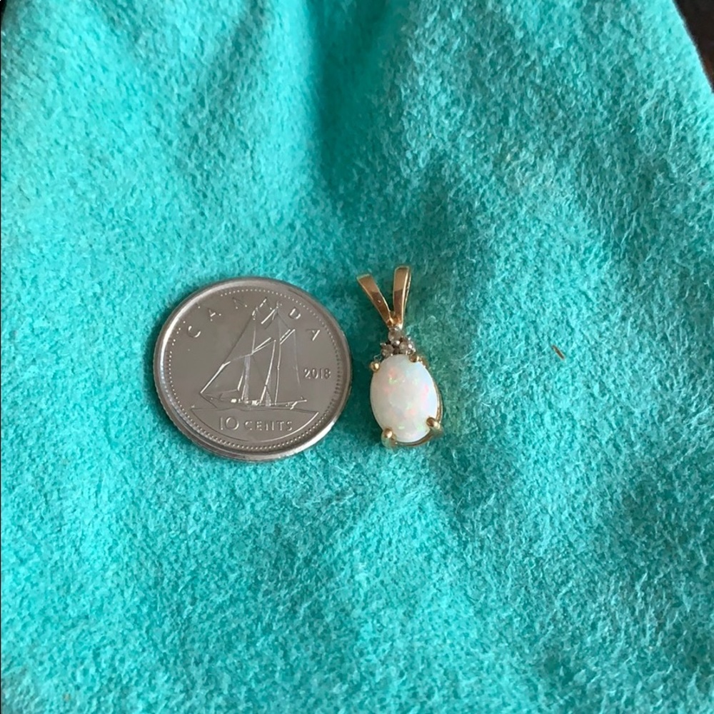 Gold pendant opal